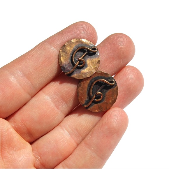 Vintage Mid-Century Modernist Copper Screw Back Earrings Swirl Hammered Disc - Picture 3 of 3